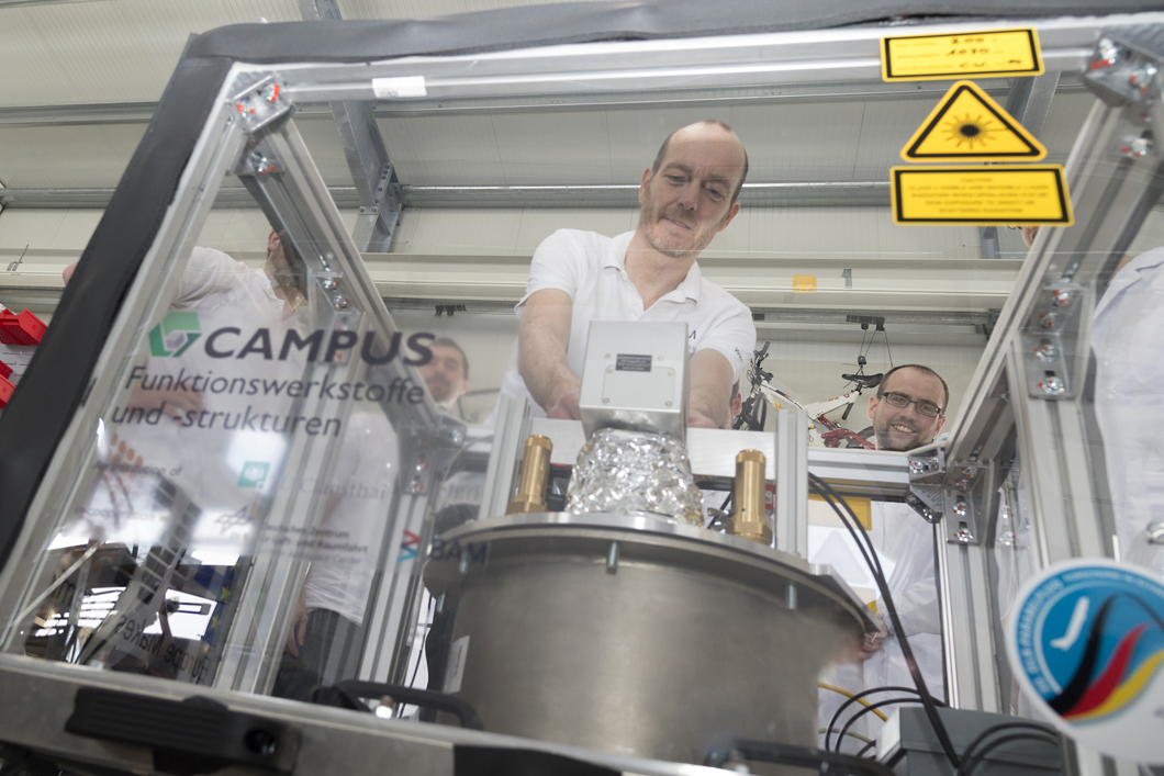 3D printing in space - Part 2: Experiments on metal powder The team headed by Prof. Jens Günster is testing the laser beam smelter for additive manufacturing