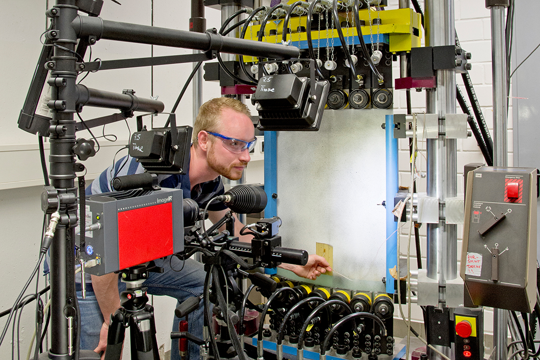 MANUFACT: Weniger Material-Stress durch bessere Fertigungsprozesse Dustin Nielow, der im Projektteam von Dr. Arne Kromm mitarbeitet, am Schalenprüfstand