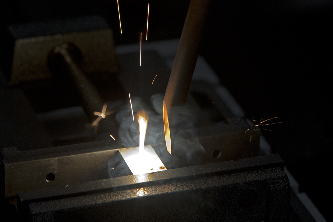 Innovative Pulslaser-Präzisionsanlage – die Zukunft des Schweißens Oberflächenstrukturierung mittels Laserimplantation führt zu signifikanter Härtesteigerung und Verschleißfestigkeit z. B. an verschleißgefährdeten Werkzeugen.