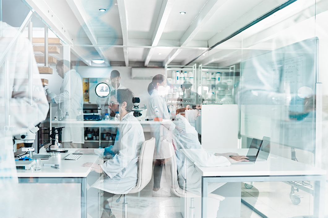 Scientist, double exposure and lab worker with medical research, working and chemistry analysis Wissenschaftlerinnen und Wissenschaftler in Laboren in Bewegung