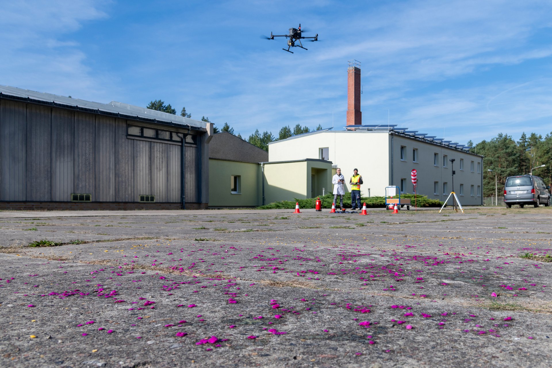 Smart Dust Drohnen detektieren Gefahrstoffe aus sicherer Entfernung über Chemosensoren, die ihre Farbe bei Kontakt mit gefährlichen Chemikalien ändern.