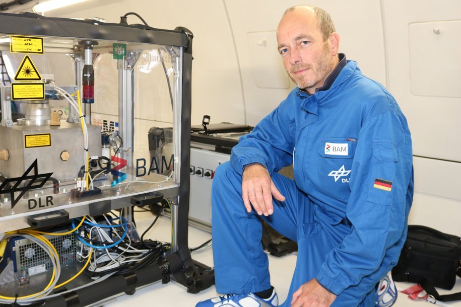 Live aus Bordeaux: BAM forscht in der Schwerelosigkeit Prof. Jens Günster an Bord des Airbus 310. In Experimenten wollen er und sein Team pulverbasierte additive Fertigung in der Schwerelosigkeit testen.