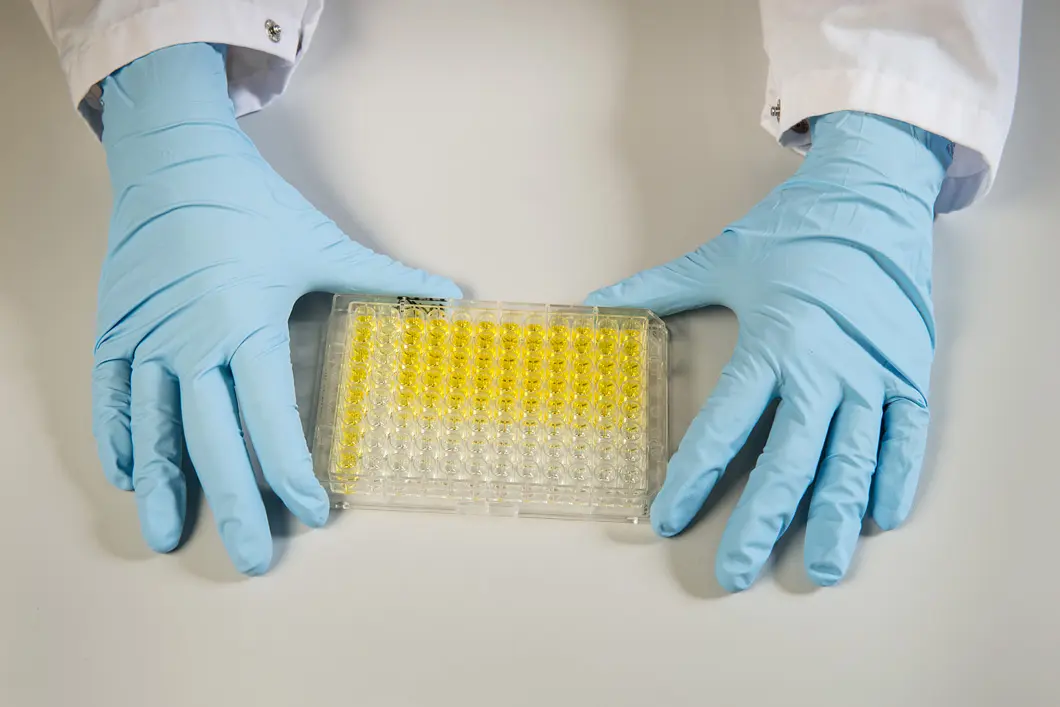 Im Fluss Der Vorteil der Immunoassays liegt darin, dass man deutlich weniger Gerät als bei bisherigen aufwendigen Verfahren benötigt.