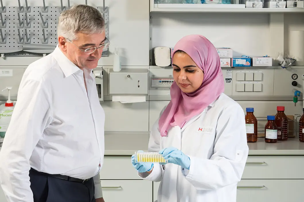 Im Fluss Im Labor greifen Dr. Rudolf Schneider und Nahla Abdelshafi bei ihren Untersuchungen auf ein bewährtes Testsystem mit Antikörpern, die Immunoassays, zurück.