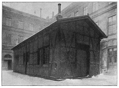 Schuppen der Berliner Gewerbeakademie Schwarz-weiß Fotografie eines Schuppens auf einem Hinterhofgelände.