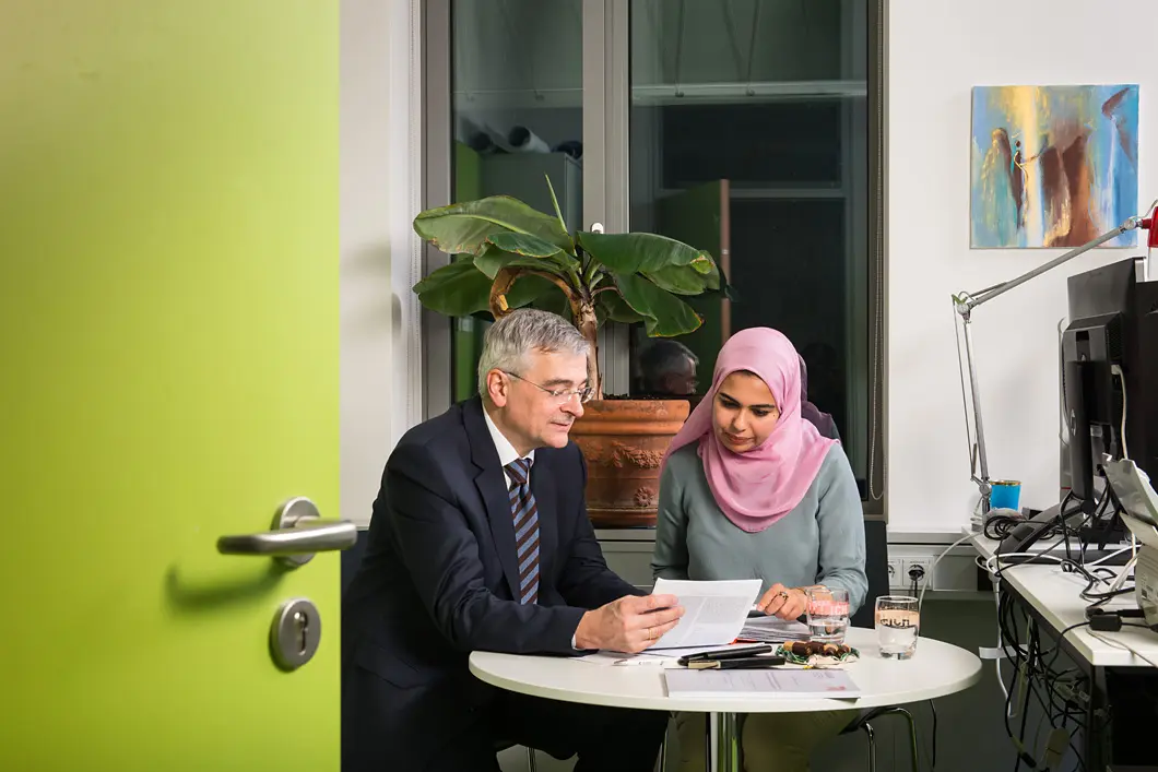 Im Fluss Ziel der Arbeit von Dr. Rudolf Schneider und Nahla Abdelshafi ist es, flächendeckende Prüfungen zu ermöglichen - mit Messstationen in kurzen Abständen.
