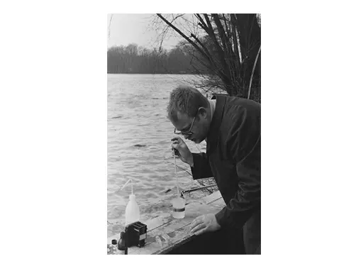 Ein Forscher der BAM entnimmt Wasserproben Ein Forscher entnimmt eine Wasserprobe aus einem Gewässer.