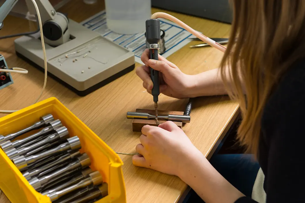 The transition quartet Maria Jürgens prepares a sample, which is then clamped in the experimental rig for load measurement.