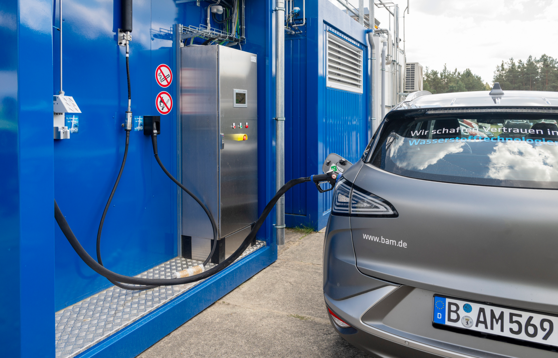 Wasserstofftankstelle Die neue Forschungstankstelle der BAM: Echtzeitüberwachung aller Prozesse für eine sichere Wasserstoffinfrastruktur.