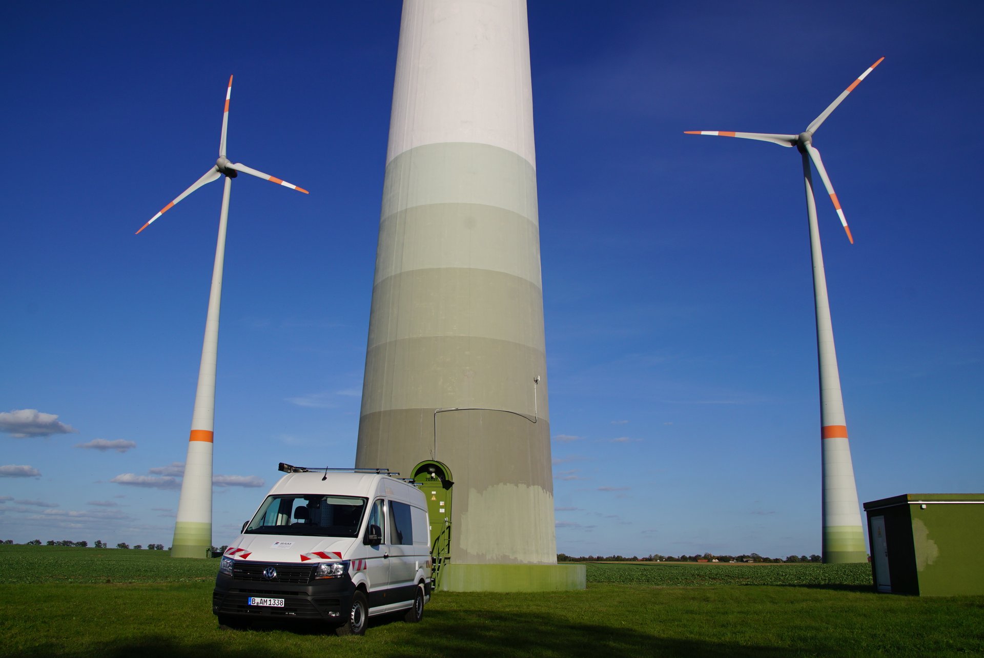 WinConFat-Structure – Bauteilermüdung von Windenergieanlagen unter hochzyklischer Beanspruchung Zwei Windkraftanlagen und der Sockel einer weiteren Windkraftanlage