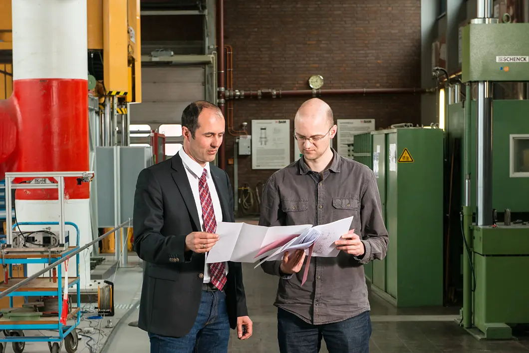 Building bridges Preparatory work in the test halls in Berlin has made good progress. The next step will be made at Horstwalde, where the real thing will be built.