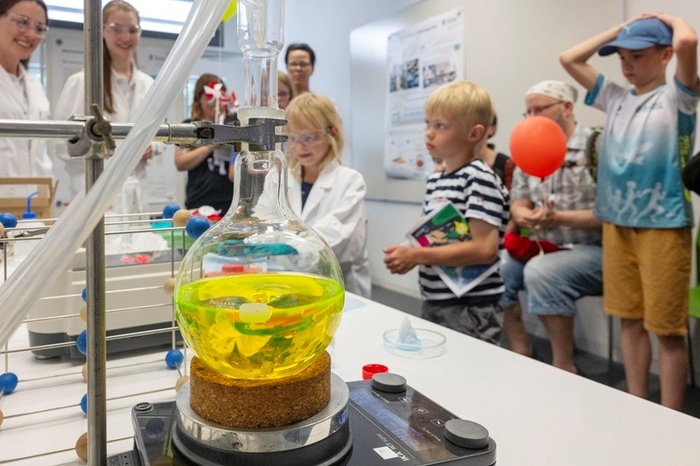 Zahlreiche Stationen laden dazu ein, selbst zu experimentieren: von Wärmebildaufnahmen und Ultraschallprüfungen bis hin zu Robotik und moderner Mikroskopie.