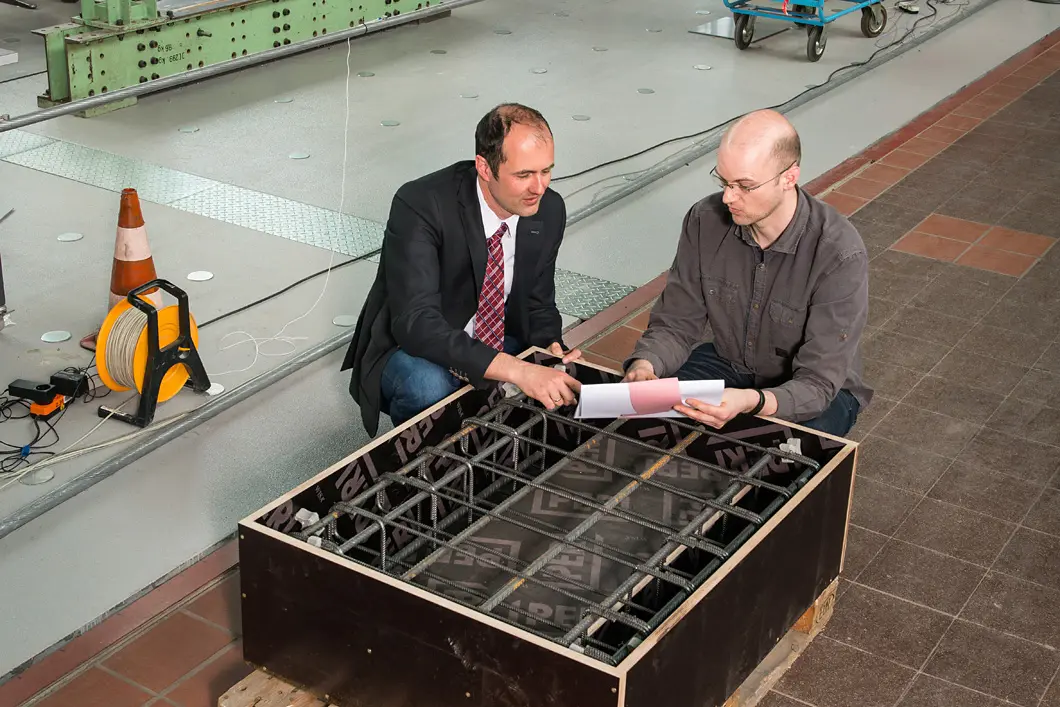 Building bridges The entire measurement technology should be accommodated. Götz Hüsken (right) from the Department of Safety of Structures discusses the issue with Jörg Unger.