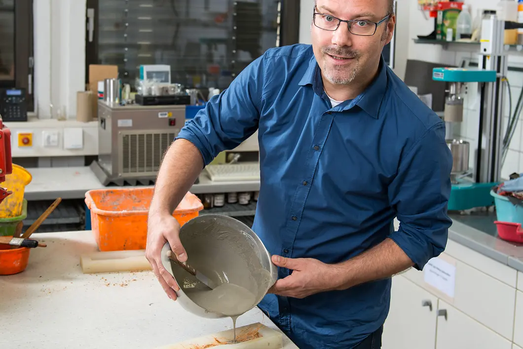Pionier des Bio-Betons Mit Zement, Sand, Kalksteinmehl sowie den Fließ- und Bindemitteln wird der Beton in einem Mixer angerührt. Dann wird eine Flachprobe gegossen ...