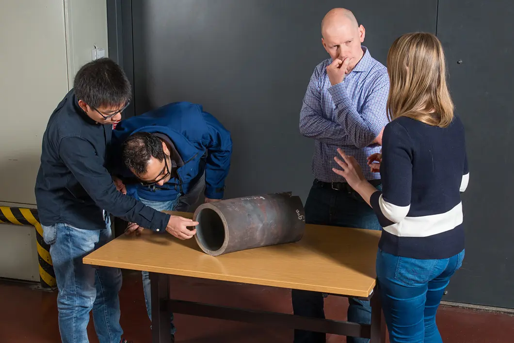 The transition quartet In this case, the sample comes from real life for the young scientists: the pipe from the power plant had already been used for 70,000 operating hours before it landed on the scientist quartet’s bench.