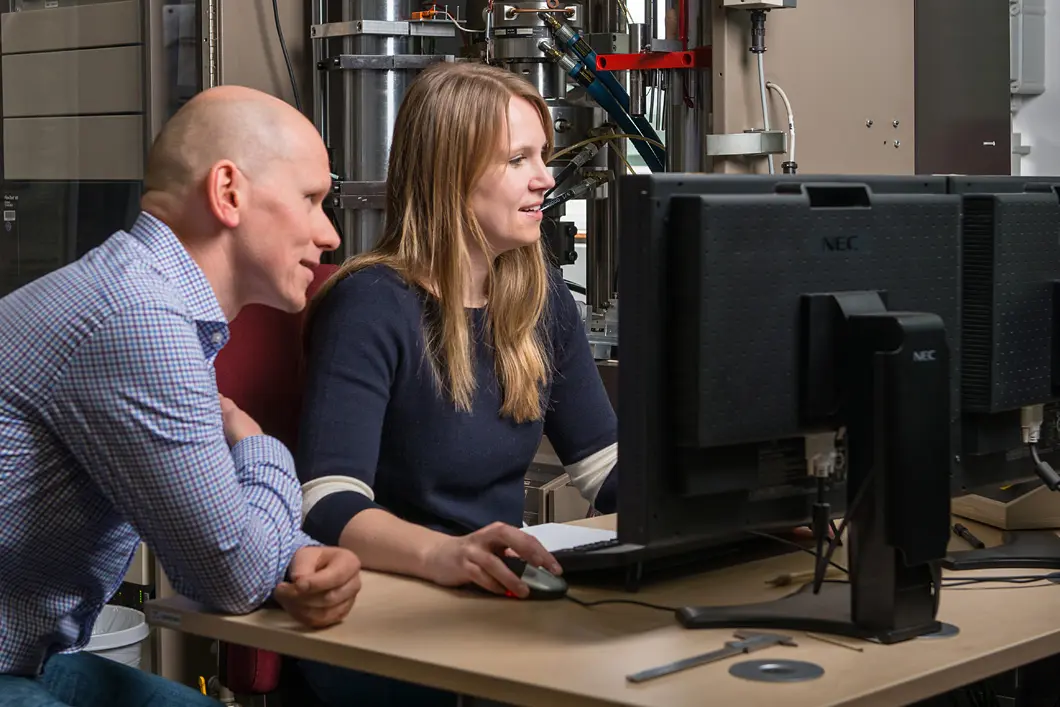 The transition quartet Dr.-Ing. Jürgen Olbricht and Maria Jürgens analyse incoming data from the sample’s tensile and compression testing.