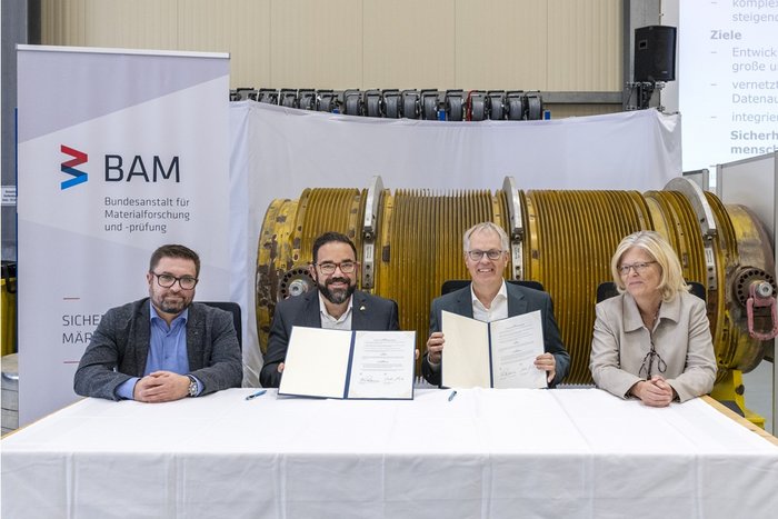 V.l.n.r.: Dr. Frank Wille (BAM), BASE-Präsident Christian Kühn, BAM-Präsident Prof. Dr. Ulrich Panne, BASE-Vizepräsidentin Sybille Schultz-Hüskes.