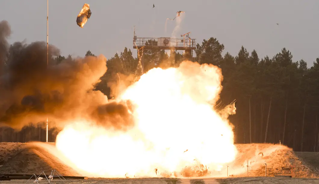 Fahrzeugversuche 3 Explosion mit Feuerball