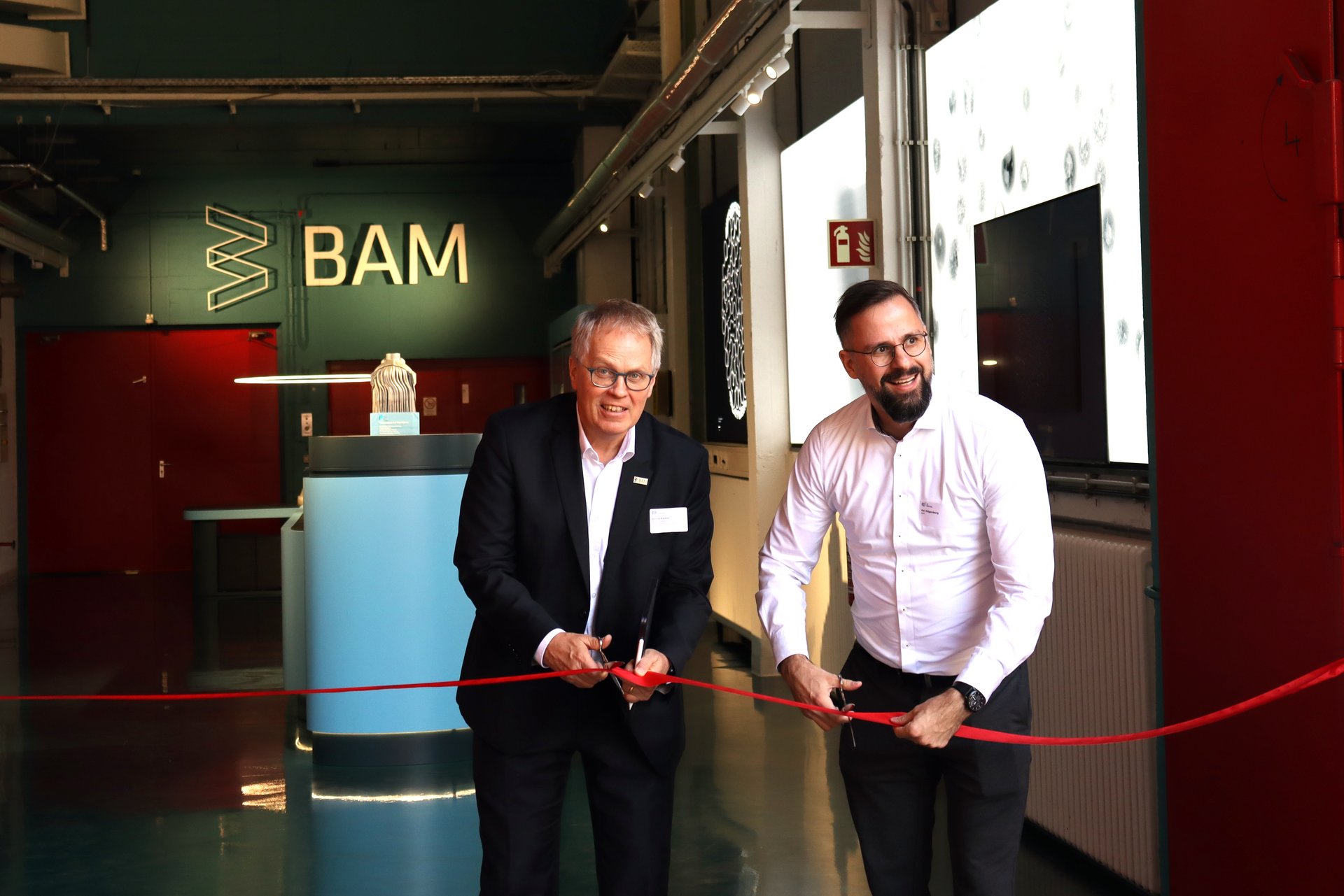 AM Showroom Feierliche Eröffnung des Showrooms mit BAM-Präsident Prof. Dr. Ulrich Panne und Kai Hilgenberg, Leiter des Kompetenzzentrums Additive Fertigung.