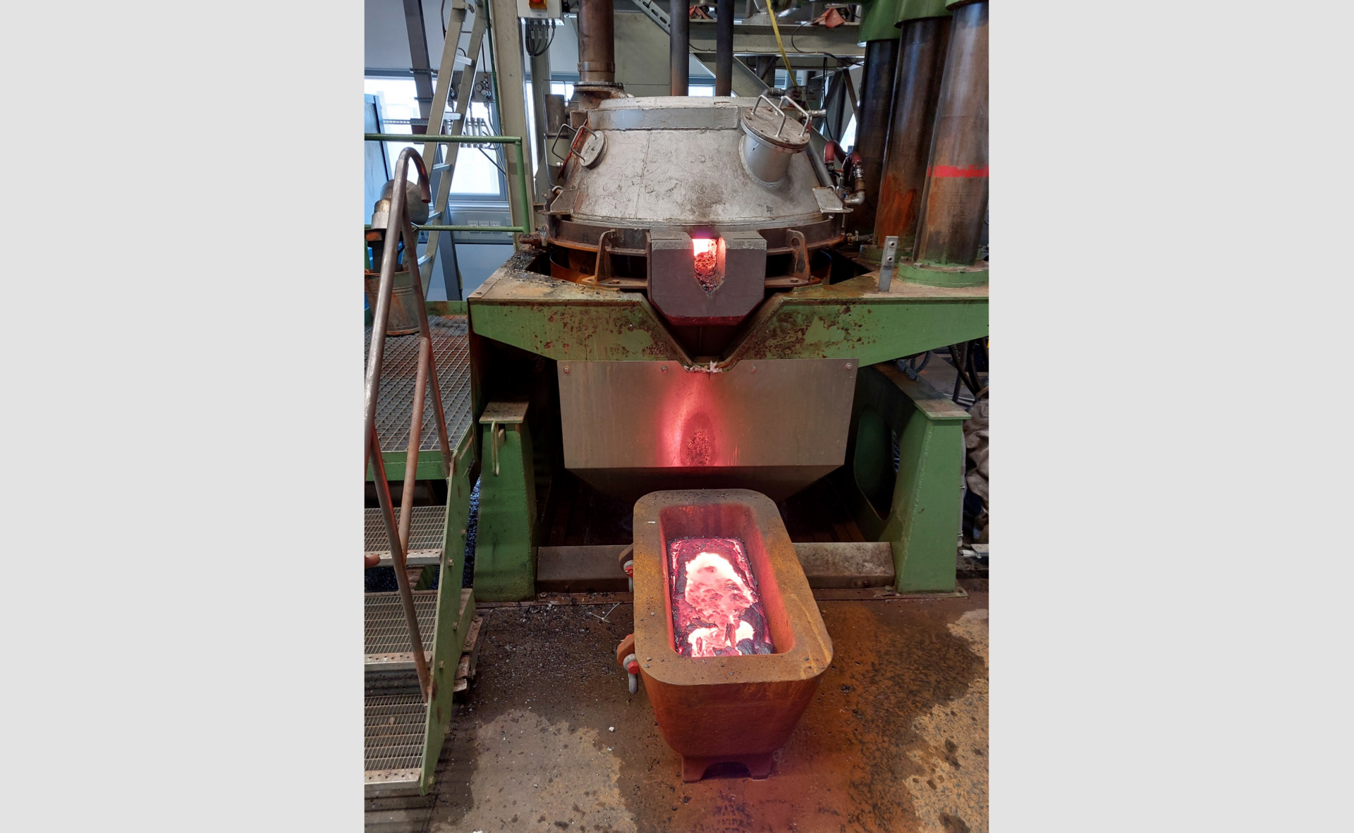SuSteelAG - Sustainable Steel from Australia and Germany Glühender Stahl im Verarbeitungsprozess