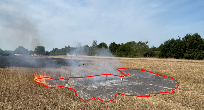 Testbrand in Nauen - Blätterversuch auf dem Stoppelfeld.